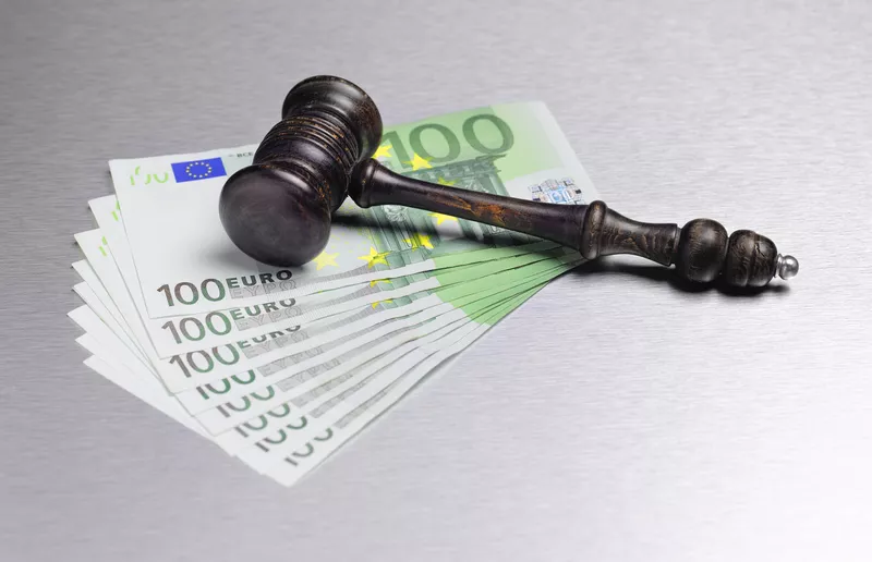 sądowa sprawa gospodarcza młotek i pieniądze